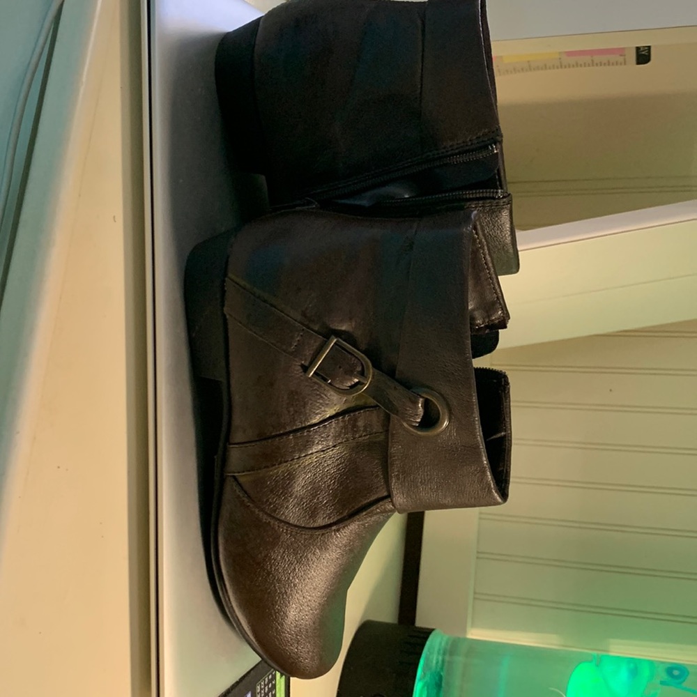 Brown comfort view zip booties. 9.5 M. Comfort view.  Never worn. Leather upper